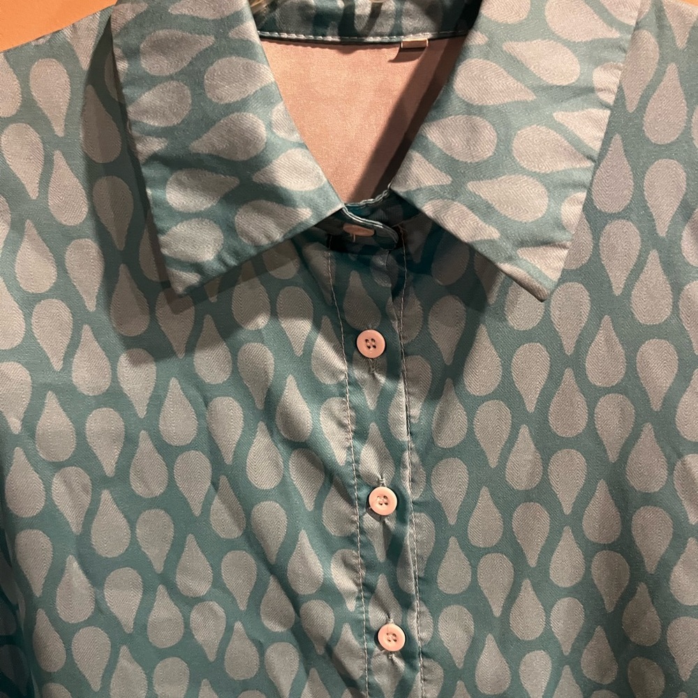 Adorable button down blouse Size Large Teal and white color